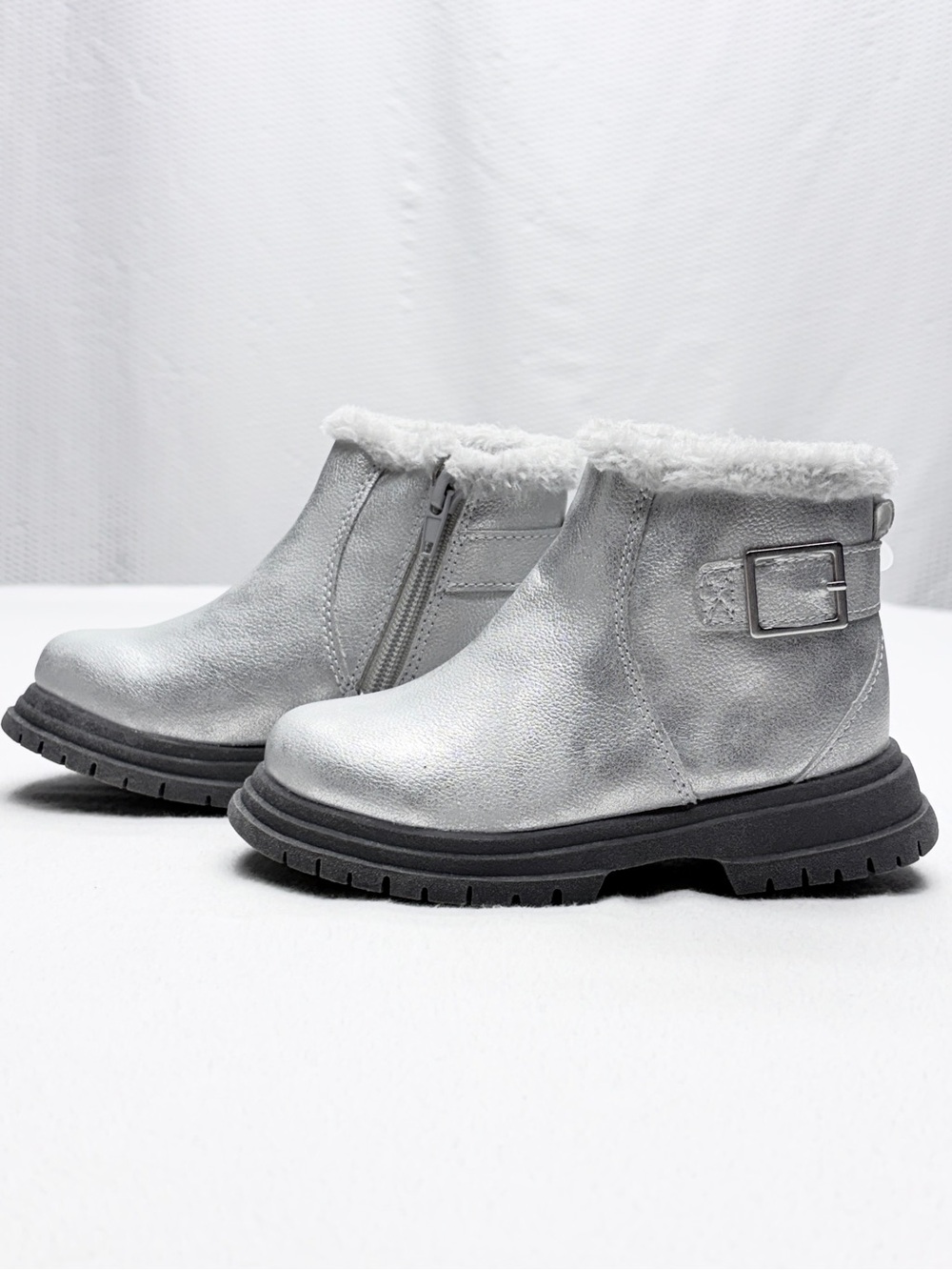 OshKosh Hazel Cozy Boots Girls 10 Silver Faux Fur Zip NWT